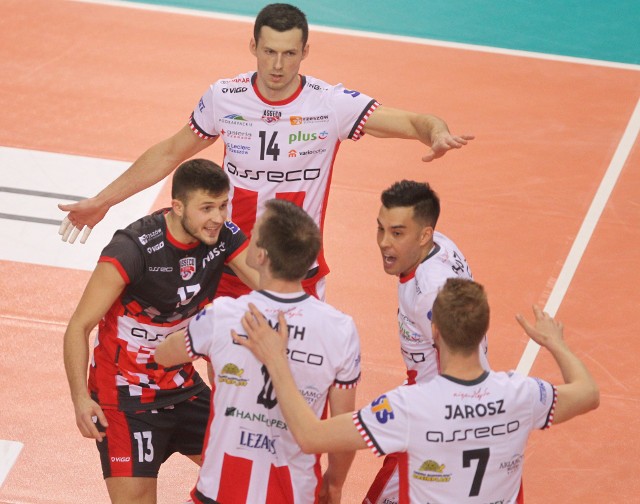 Asseco Resovia wygrywa 3:0. Kibice oklaskiwali wiele ciekawych akcji i pożegnali zawodników okrzykami "dziekujemy"