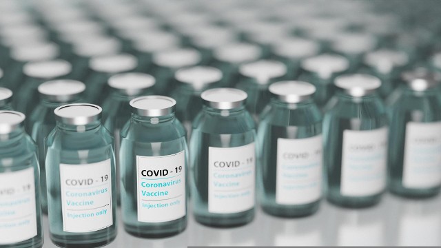 10 państw Unii Europejskiej apeluje o renegocjacje umów z producentami szczepionek przeciwko COVID-19 ze względu na ich nadwyżki.