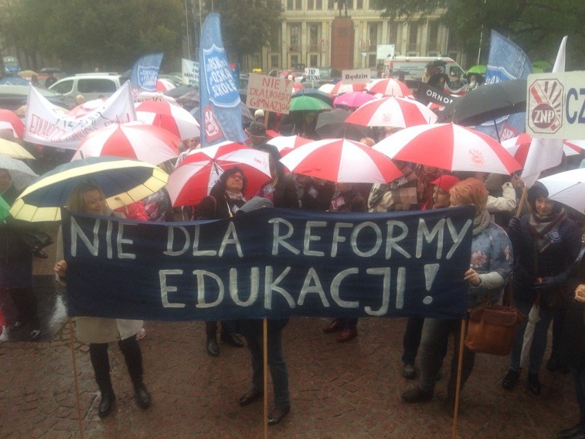 Protest nauczycieli, rodziców i uczniów w Katowicach...