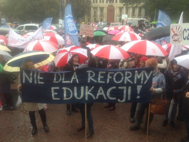 Protest nauczycieli, rodziców i uczniów w Katowicach przeciwko reformie edukacji