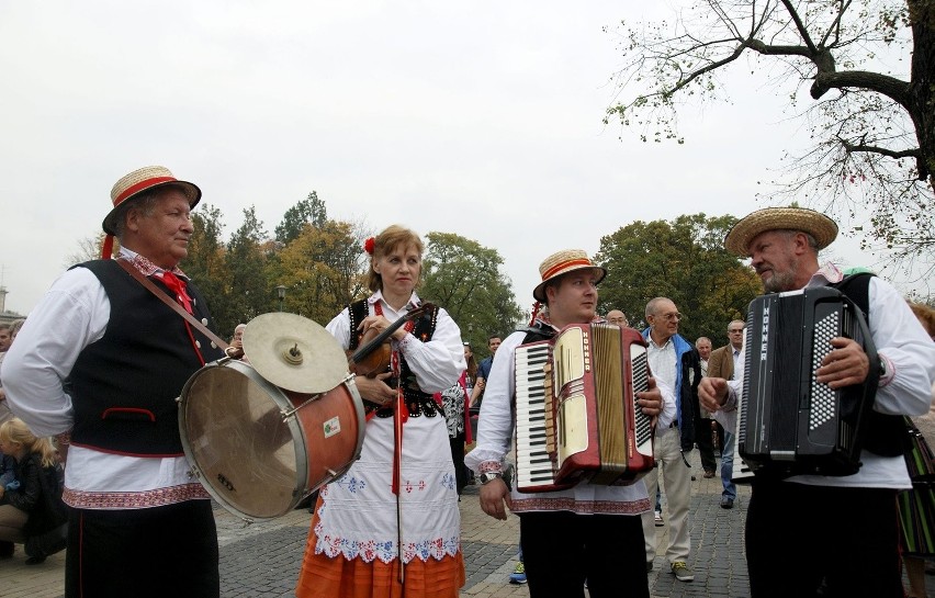 Punktualnie o godz. 17 na placu Litewskim rozpoczęło się...