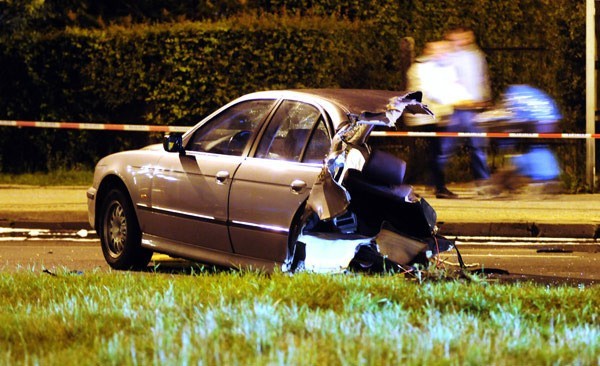 [zdjęcia] BMW zmiażdżone. Dwie osoby nie żyją