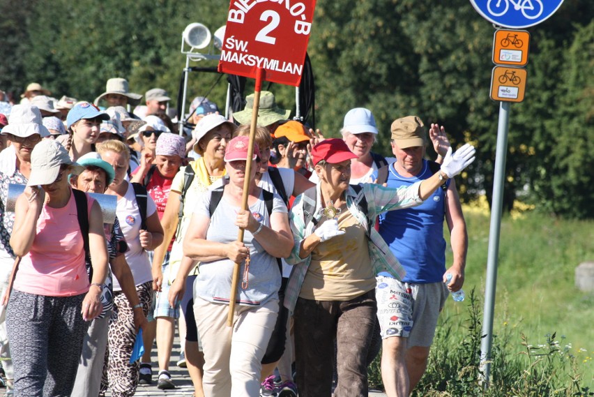 Oświęcimscy pątnicy w pięciu grupach z dekanatów:...