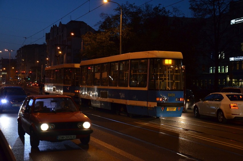 Wrocław: Wypadek na Sienkiewicza. Volkswagen zderzył się z tramwajem (ZDJĘCIA)