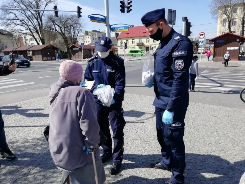 Policjanci rozdają maseczki. Ale będą i mandaty...