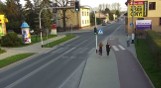 Bezmyślność czy głupota? Dziewczyna wpycha koleżankę pod autobus i tłumaczy, że to był tylko żart! [ZDJĘCIA, WIDEO]