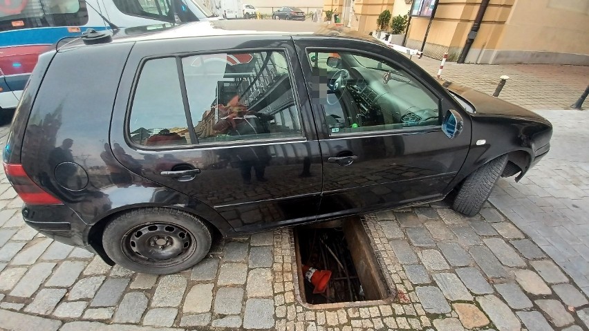 Koszmarny wypadek we Wrocławiu. Auto przejechało mężczyznę...