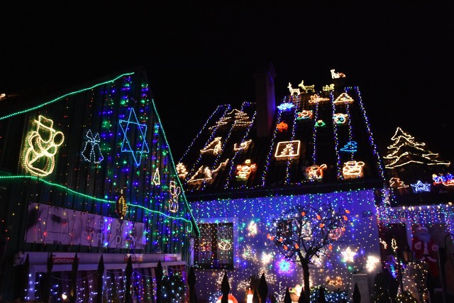 To już czwarta świąteczna iluminacja Kacpra, młodego gorliczanina. Świąteczne dekoracje buduje przed domem od czterech lat