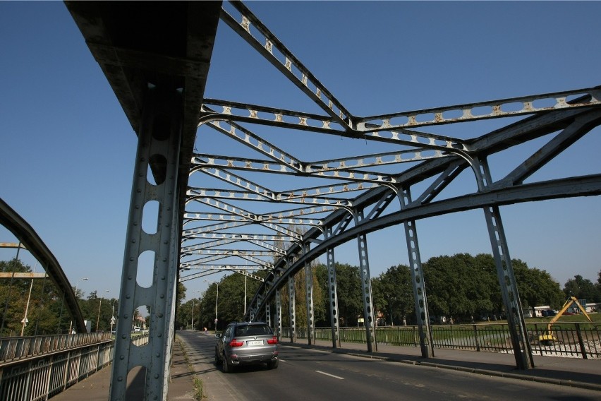 Wrocław: Zamknęli most Jagielloński. Psie Pole utknie w korku? (ZDJĘCIA)