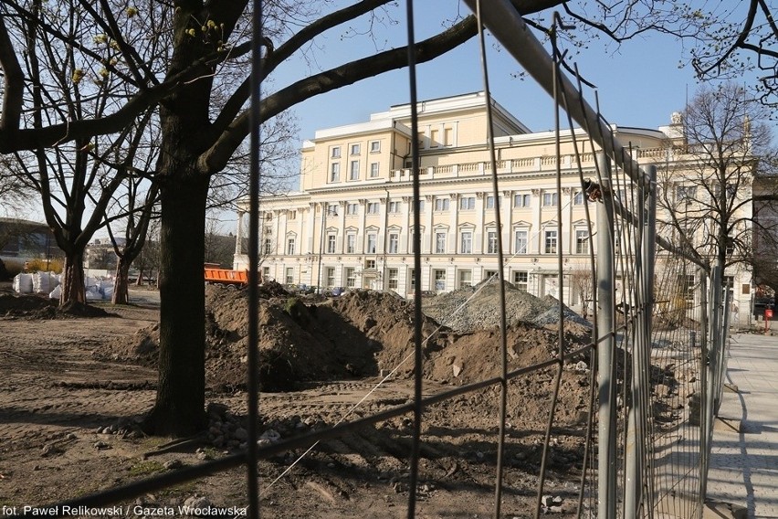 Prace nad przebudową Promenady Staromiejskiej trwają w...