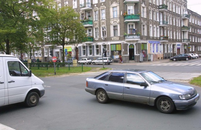 Z policyjnych statystyk wynika, że na skrzyżowaniu ulic Sikorskiego i Pułaskiego często dochodzi do wypadków. Powodem są m.in. drzewa, żywopłot, płotek i parkujące samochody, które ograniczają widoczność kierowcom pojazdów.