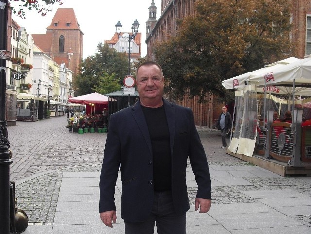 Waldemar Dąbrowski reprezentuje powiat toruński. Żeby na niego  zagłosować, w treści SMS-a trzeba wpisać prefiks "człowiek.45". Koszt: 1,23 zł z VAT