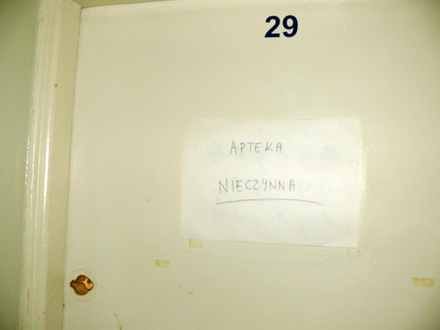 O tym, że w ambulatorium nie ma już apteki, informuje kartka na drzwiach.