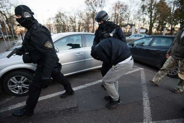 W wtorek około godz. 11 policjanci  z Torunia i Bydgoszczy ze wsparciem  antyterrorystów zatrzymali Dawida W.  Mężczyzna  ukrywał się w jednym z inowrocławskich hoteli w okolicy  Solanek