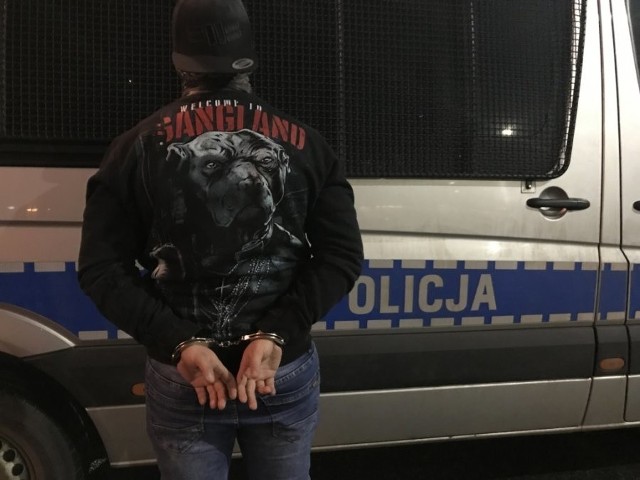 Mężczyzna został zatrzymany przez policjantów