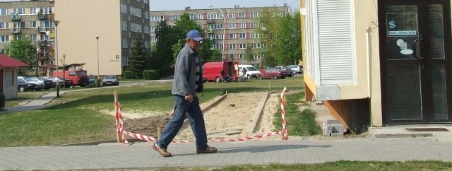 Budowa chodnika przy bloku na ul. Kościuszki 1 budzi spore emocje. Mieszkańcy okolicznych bloków twierdzą, że to nikomu niepotrzebna inwestycja i że są miejsca, gdzie nowe chodniki przydałyby się bardziej.