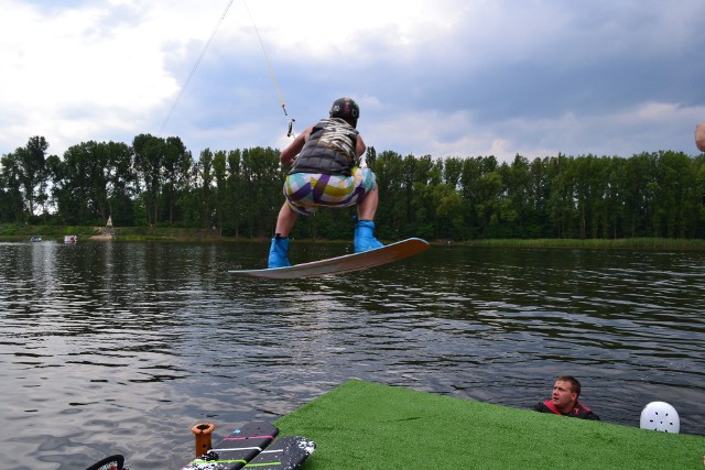 Jak twierdzą miłośnicy tego sportu, wakeboarding „przyjął się” w Sosnowcu. Z nowego wyciągu może korzystać 500 osób na godzinę