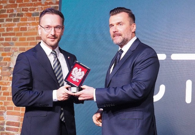 Minister rozwoju i technologii, Waldemar Buda, odbiera w ŁSSE nagrodę Cyfrowy Orzeł 2022