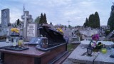 Kto zniszczył groby w Częstochowie? Wandale grasowali na cmentarzu. Policja na tropie [ZDJĘCIA]