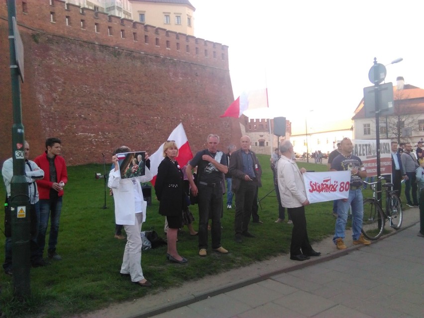 Kraków. Zwolennicy i przeciwnicy PiS starli się pod Wawelem [ZDJĘCIA, WIDEO]