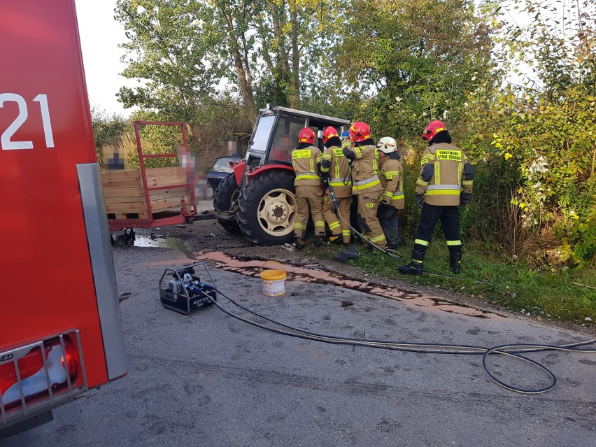 Traktorzystę uwięzionego w kabinie uwalniali strażacy