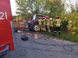 Wypadek w Nasławicach. Traktorzysta uwięziony w rozbitej maszynie