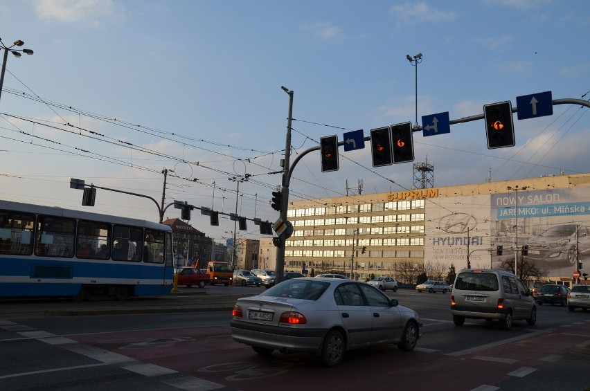 Wrocław: Chaos na placu Jana Pawła II. Nie działała sygnalizacja świetlna (ZDJĘCIA)