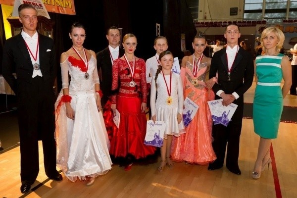 Młodzi tancerze z Kicka (od lewej): Oskar Zbroja, Klaudia Kluczyk, Michał Baran, Katarzyna Oleś, Oskar Gorgis, Natalia Dziedziczak,  Magdalena Kowal i Wojciech Mazurek, a także Małgorzata Dziedziczak.