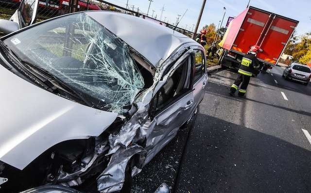 wYPADEK aRTYLERYJSKA  mała toyota i scaniaWYPADEK ARTYLERYJSKA scania zjechała