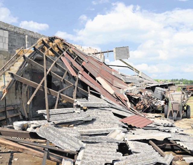Zerwany dach na budynku gospodarczym w Przegini
