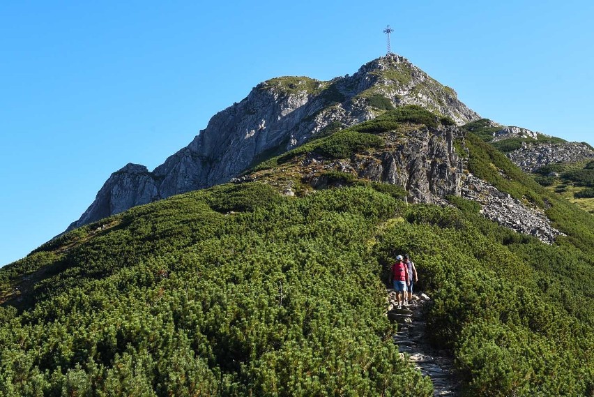 Weekend w górach. Tłumy turystów idą na Giewont [ZDJĘCIA]