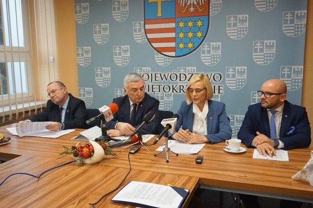 Zarząd Województwa poinformował w piątek o przyznaniu dofinansowań. Od lewej członek zarządu Marek Bogusławski, marszałek Andrzej Bętkowski, wicemarszałek Renata Janik, członek zarządu Mariusz Gosek.