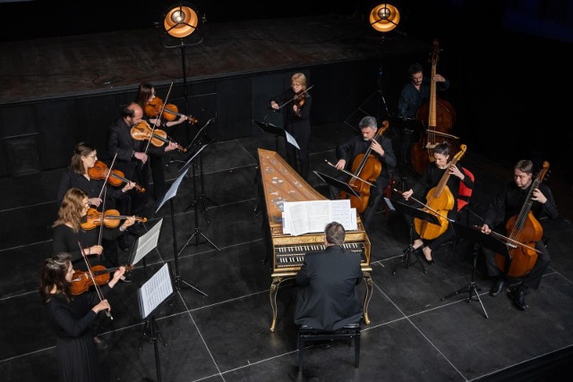 Capella Cracoviensis - jedna z najlepszych w Polsce orkiestr, specjalizujących się w muzyce dawnej - na Bydgoskiej Scenie Barkowej w Kinie Pomorzanin w sobotni wieczór (16.10.2021 r.) wykonała aż trzy koncerty brandenburskie J. S. Bacha