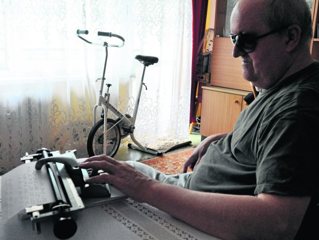 54-letni Zbigniew Skrukwa ma specjalną maszynę do pisania dla osób niewidomych. Dzięki temu może pisać pisma czy robić notatki. Ubolewa, ze zdany jest wyłącznie na siebie, a nie na pomoc OPS.