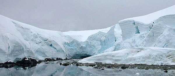 Surowy krajobraz Antarktydy.