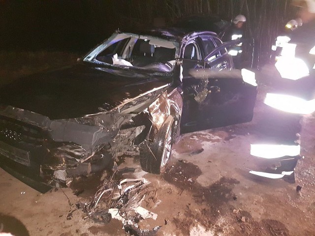 W nocy z niedzieli na poniedziałek, około godz. 23 w miejscowości Buczek w powiecie białogardzkim doszło do groźnego wypadku samochodu osobowego. Prawdopodobnie w wyniku niedostosowania prędkości jazdy do warunków drogowych kierujący pojazdem Audi A6 wypadł z drogi i uderzył w drzewo. Poszkodowany kierowca pojazdu - 45-letni mieszkaniec Białogardu - został uwięziony w samochodzie. Działania strażaków przybyłych do zdarzenia polegały na  zabezpieczeniu miejsca wypadku i stabilizacji pojazdu. Ratownicy przy pomocy poduszek pneumatycznych i sprzętu hydraulicznego uwolnili poszkodowanego i przekazali Zespołowi Ratownictwa Medycznego. Odłączono akumulator i oświetlono teren działań ratowniczych. W zdarzeniu brały udział: JRG w Białogardzie, OSP w Pomianowie, ZRM i Policja. Straty oszacowano na 80 tys. zł. Zobacz także:  Wypadek na ulicy Gnieźnieńskiej w Koszalinie