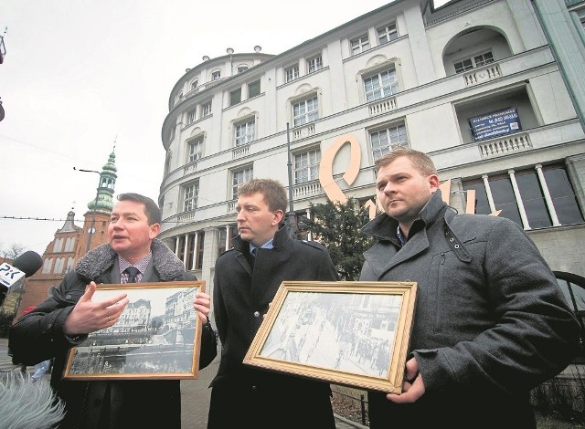 Przeciwko sprzedaży kamienicy przy ul. Jagiellońskiej 2 protestowali radni Prawa i Sprawiedliwości.