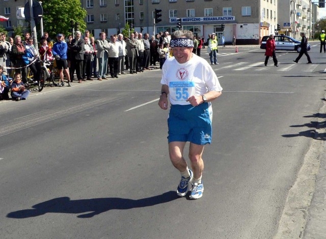 Pan Zbigniew biegnie podczas Ulicznego Biegu 3 Maja w Stalowej Woli.