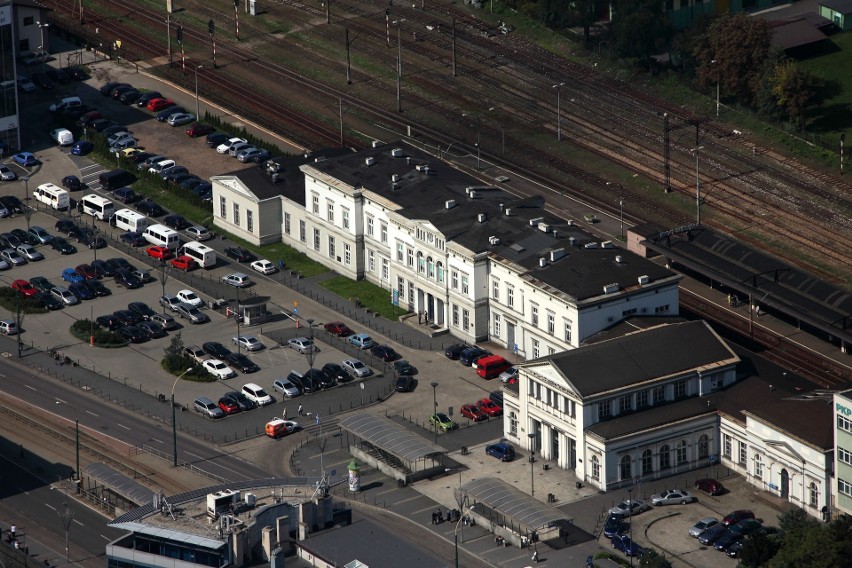 Dworzec Kolei Warszawsko-Wiedeńskiej w centrum Sosnowca jest...