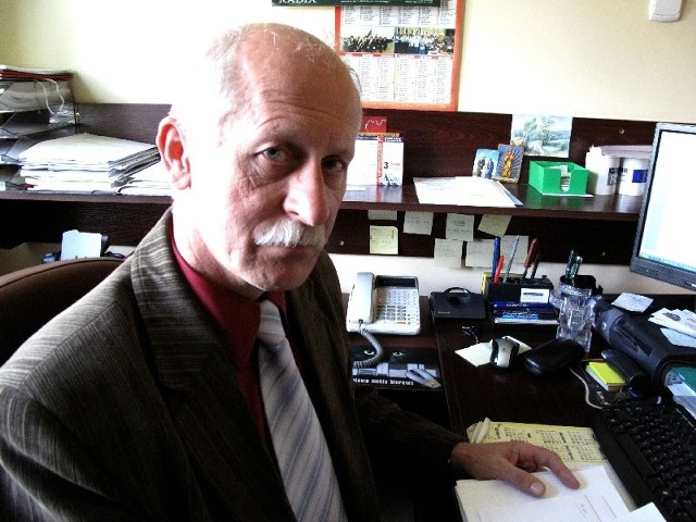 Bogusław Wójcik, lat 56, bezpartyjny żonaty, 5 synów. 1989-2009 - zastępca wójta, sekretarz gminy, od 2009 - wójt gminy Tarnowiec. W wyborach wystartuje.