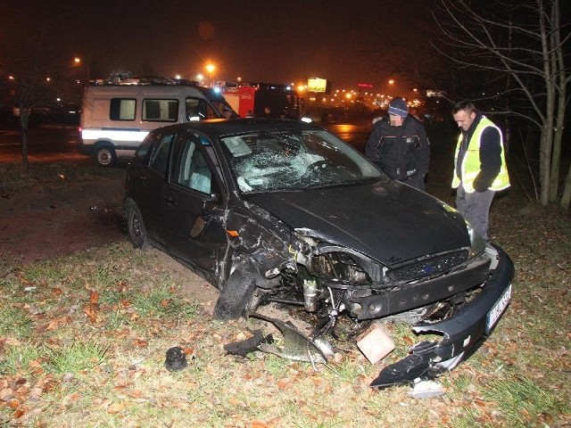 Ford focus rozbity w trakcie wypadku na ulicy Nowaka Jeziorańskiego w Kielcach. 