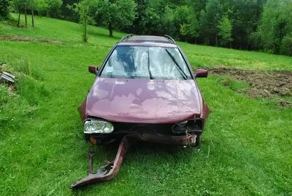 18-latek spowodował kolizję i odjechał z miejsca zdarzenia. Ucieczkę zakończył kilkaset metrów dalej, gdy prowadzony przez niego volkswagen, wypadł z drogi.Do zdarzenia doszło w środę około godz. 11 w Węglówce. Jak ustalili policjanci młody człowiek kierujący volkswagenem, podczas wyprzedzania tico, doprowadził do zderzenia, po czym odjechał. Kierowca stracił jednak panowanie nad samochodem, zjechał do rowu i uderzył w przydrożny przepust.Do szpitala trafiło dwóch pasażerów volkswagena. 18-latek oraz kierowca tico nie odnieśli żadnych obrażeń. Byli trzeźwi. Młody kierowca stracił prawo jazdy, które posiadał od zaledwie miesiąca.ZOBACZ TEŻ: Pijany 21-latek zabił rodziców trojga dzieci. Grozi mu do 12 lat więzieniaTVN24/x-news