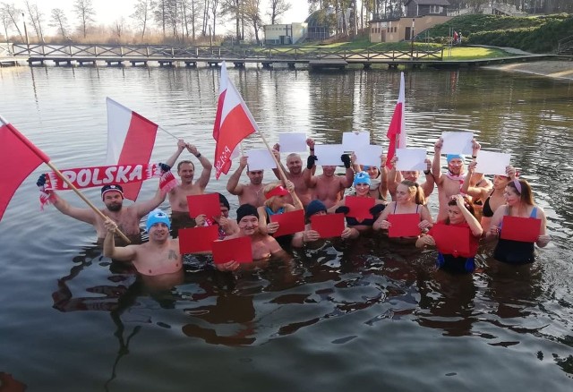 Morsjanie uczcili Święto Niepodległości zimną kąpielą w Jeziorze Kozienickim i zadbali o patriotyczną oprawę wydarzenia.