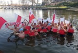 Kozienickie morsy uczciły Święto Niepodległości radosną kąpielą w jeziorze - zobacz zdjęcia