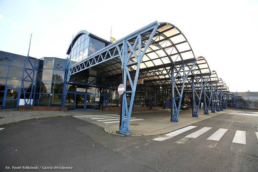 Wrocław: Stary terminal lotniska wciąż działa. Tylko dla bogatych (ZDJĘCIA)