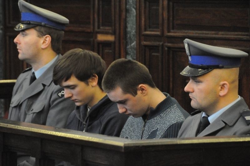 Sąd podwyższył wyrok dla nastolatków! Dusili i pobili pałką taksówkarza.  (zdjęcia)