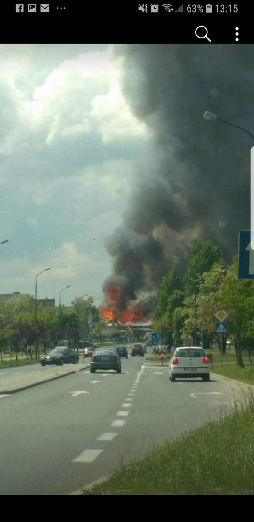 Pożar Lidla w Radomsku. Płonie niemiecki supermarket.