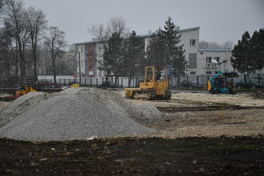 Miechów. Prace przy przebudowie boiska „mechanika” nabierają tempa