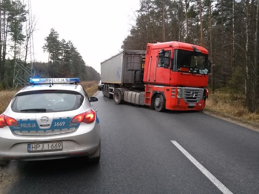 25-letni kierowca volkswagena został odwieziony do szpitala.