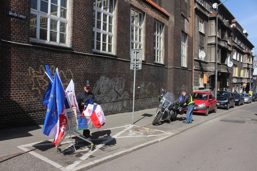 Działacze i sympatycy KOD manifestują w Katowicach na placu...